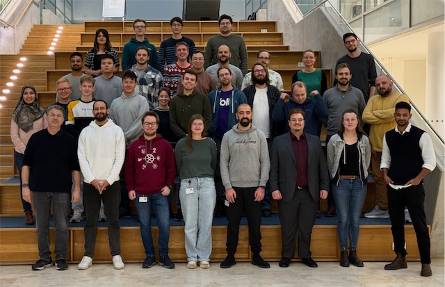 Das Team des Instituts für Technische Informatik auf einer Treppe im Hörsaalgebäude