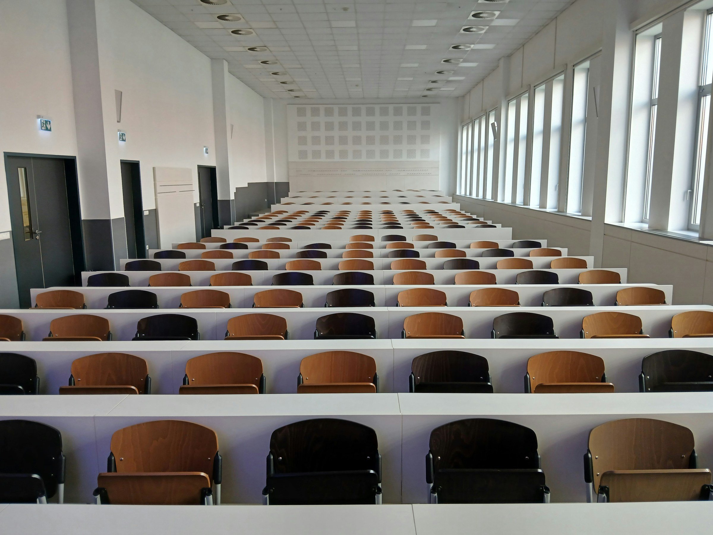 Ein heller Hörsaal mit leeren Sitzreihen