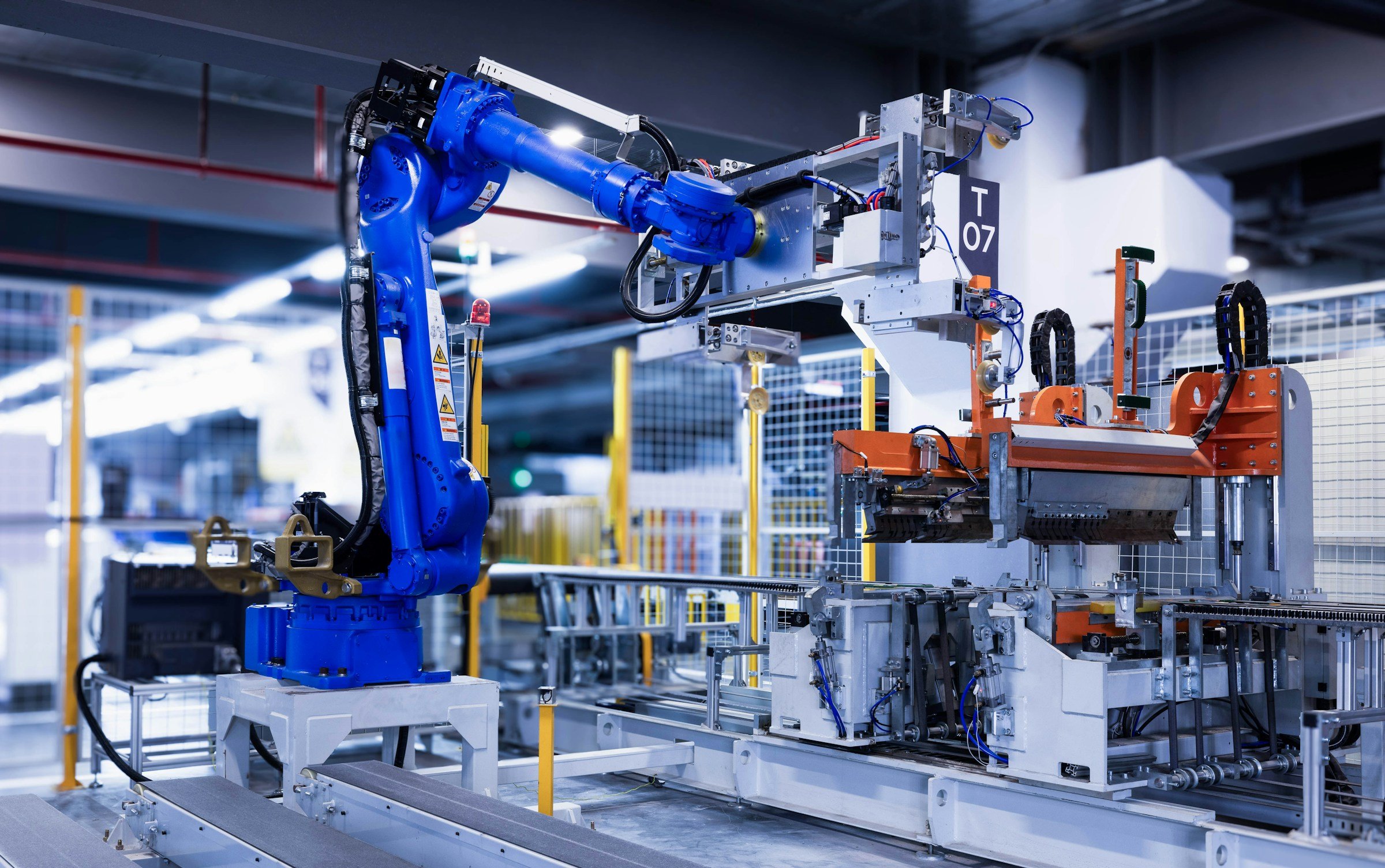 Ein Industrieroboter in einer Fertigungsanlage