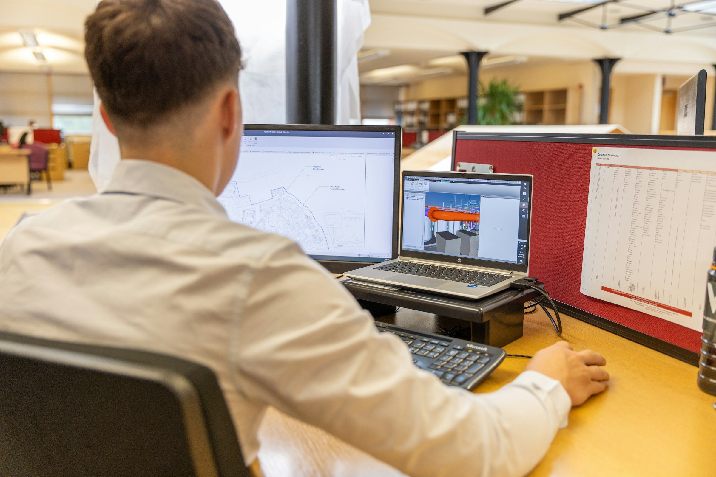 Ein Arbeitsplatz mit Laptop und zwei Bildschirmen